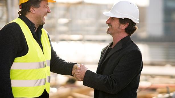 男人们在建筑工地握手